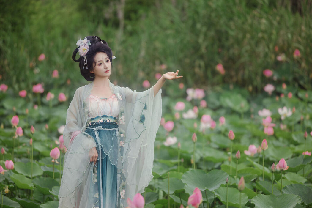 YiTuYu艺图语 Vol.7467 Piao Piao Bu Chi Cao