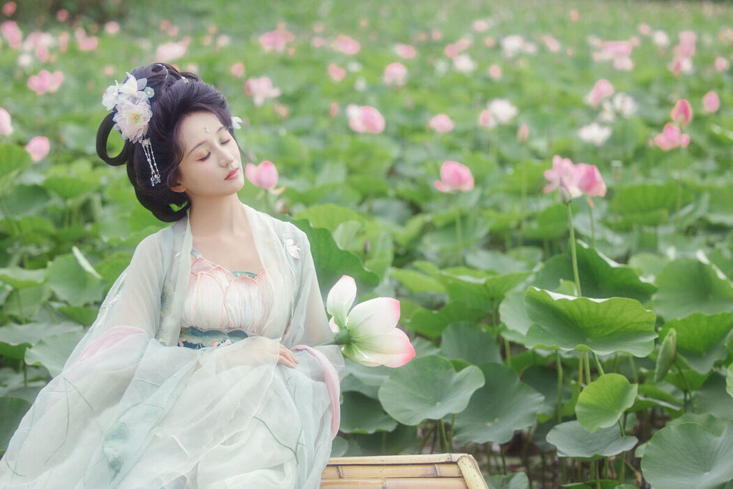 YiTuYu艺图语 Vol.7467 Piao Piao Bu Chi Cao