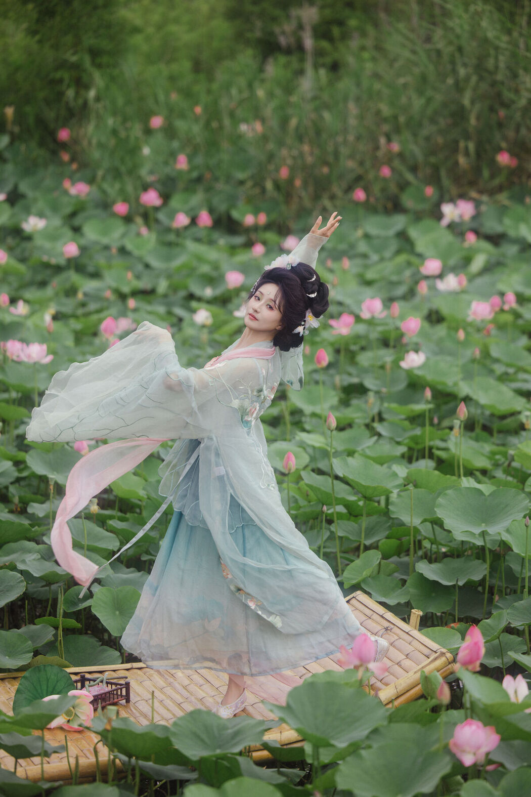 YiTuYu艺图语 Vol.7467 Piao Piao Bu Chi Cao