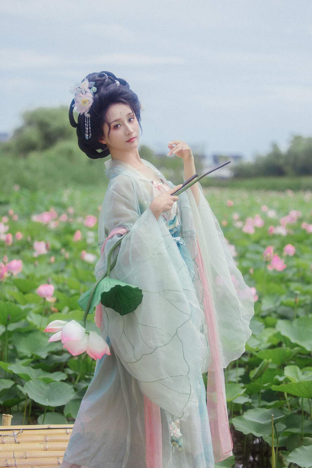 YiTuYu艺图语 Vol.7467 Piao Piao Bu Chi Cao