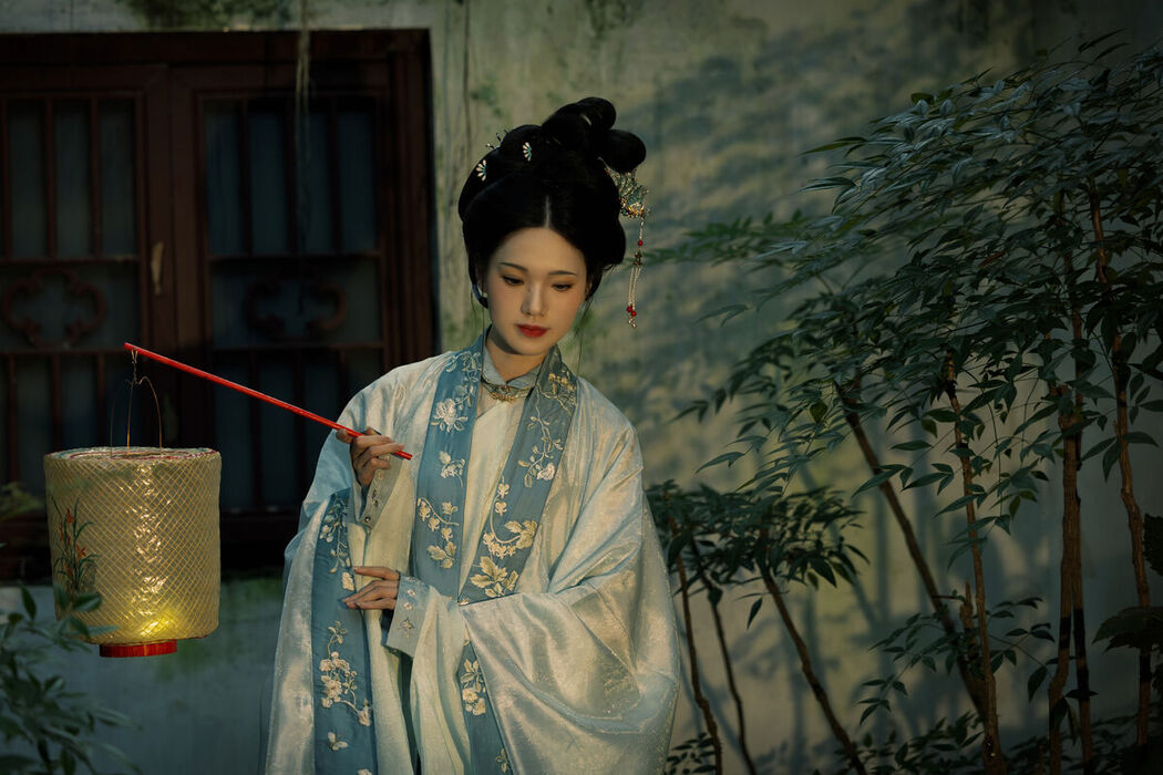 YiTuYu艺图语 Vol.7551 Yu Qing