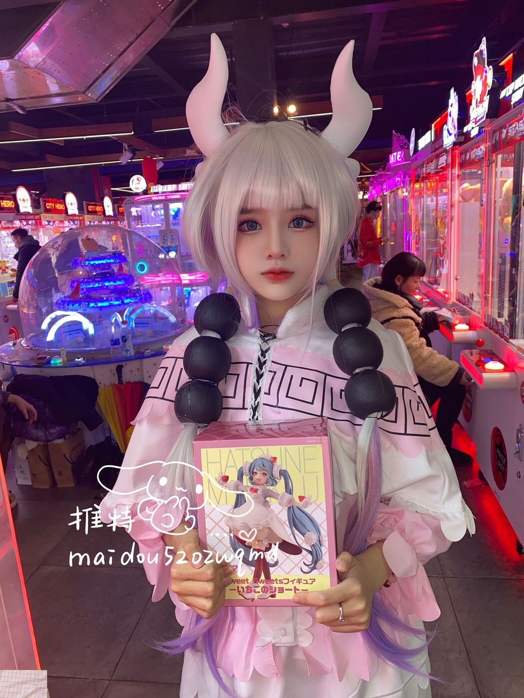 Coser@麦兜小可爱 – 与金主爸爸啪啪 Part1 (75P – 40V)
