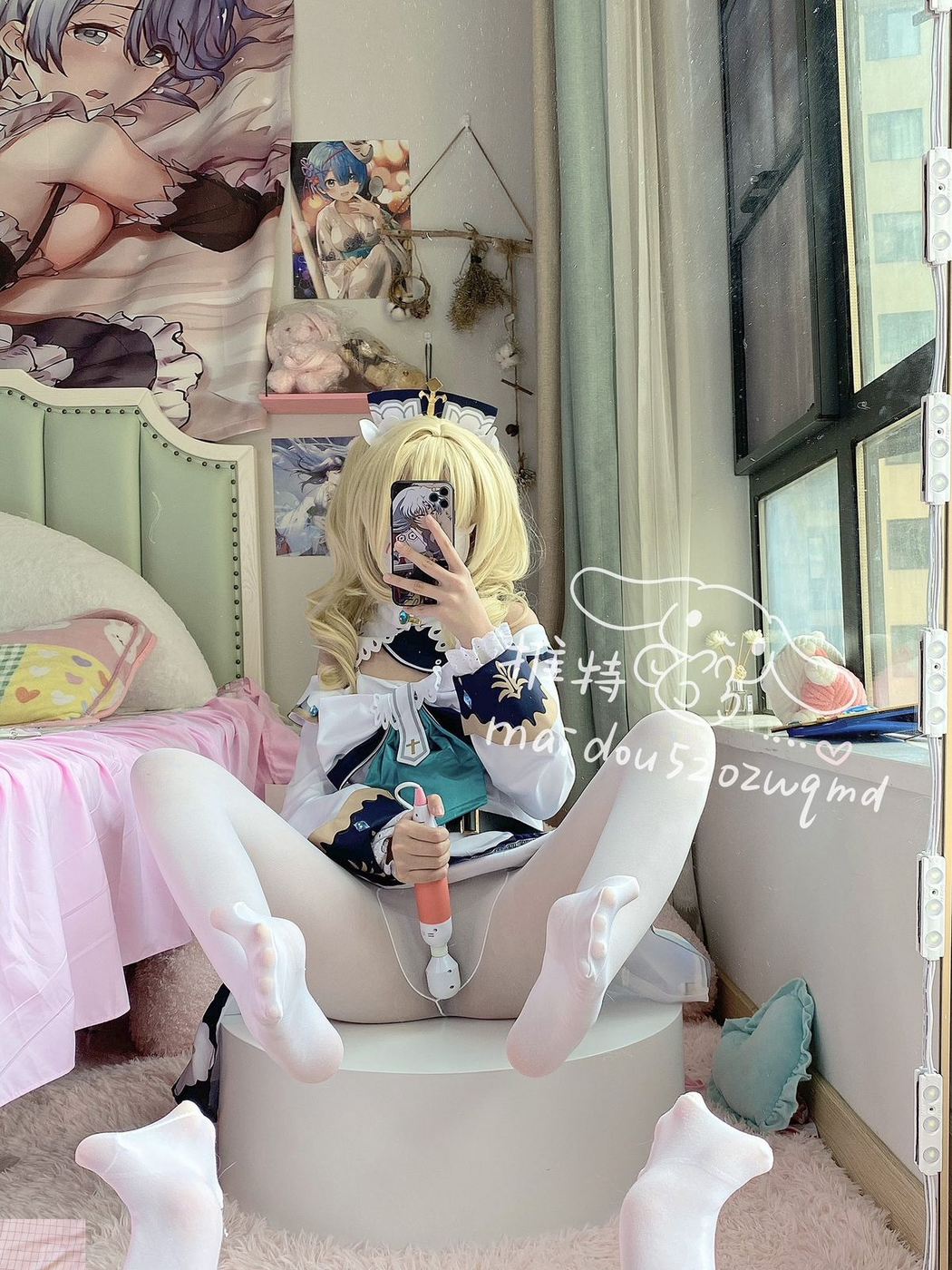 Coser@麦兜小可爱 – 与金主爸爸啪啪 Part1 (75P – 40V)