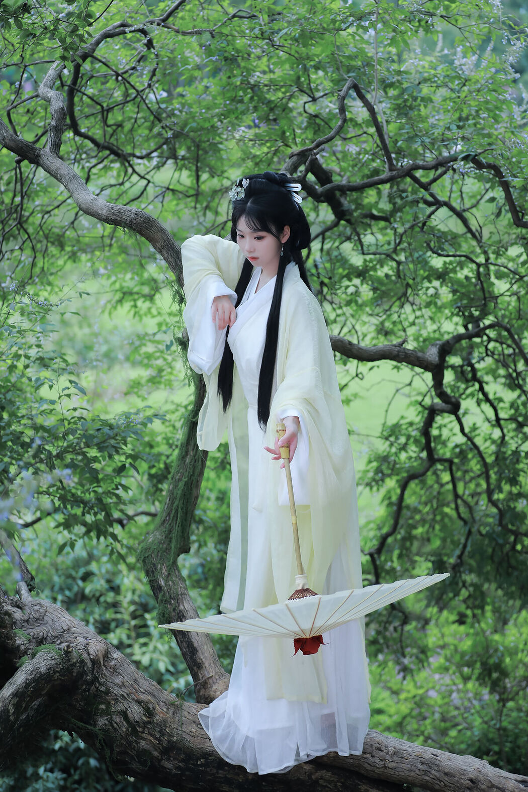 YiTuYu艺图语 Vol.8062 周周Ay (24P)