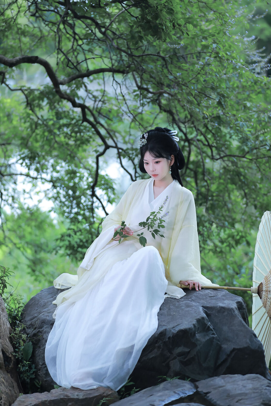 YiTuYu艺图语 Vol.8062 周周Ay (24P)