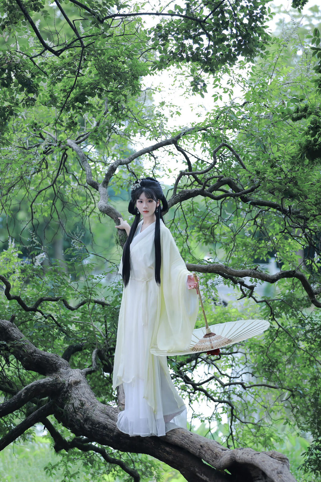 YiTuYu艺图语 Vol.8062 周周Ay (24P)