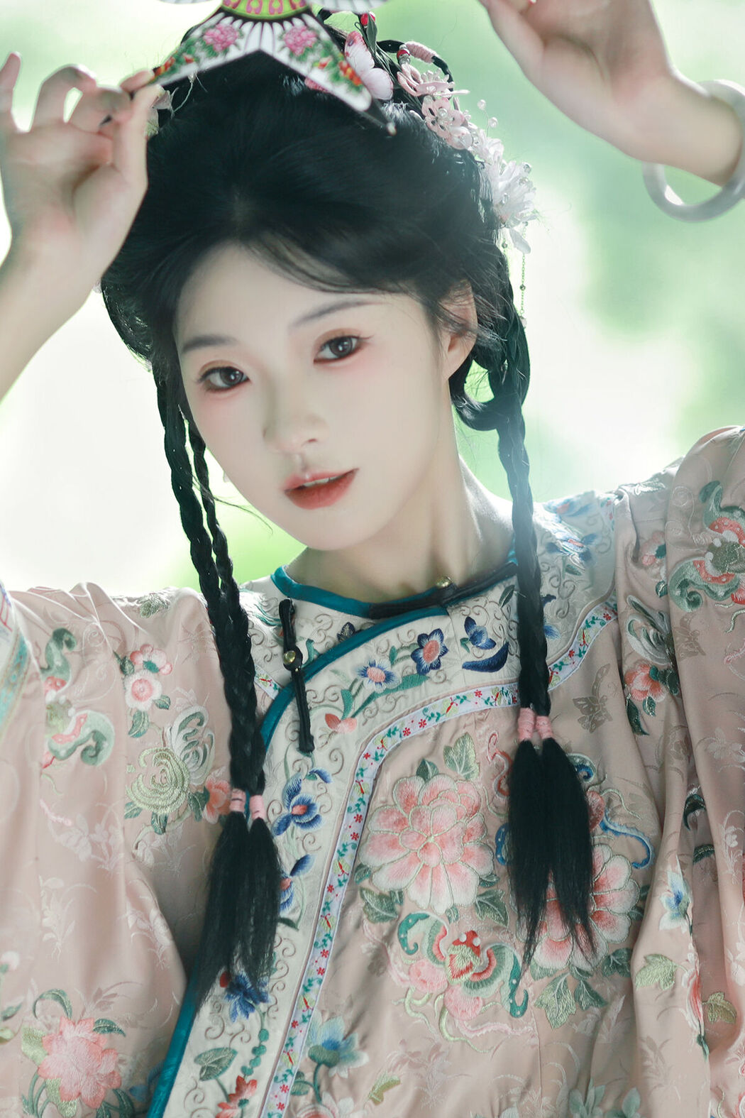 YiTuYu艺图语 Vol.8097 秋子梨 (22P) Cover Photo