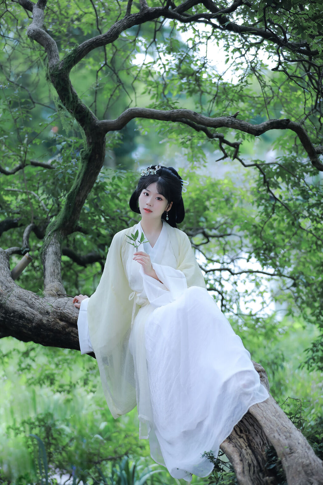 YiTuYu艺图语 Vol.8062 周周Ay (24P)