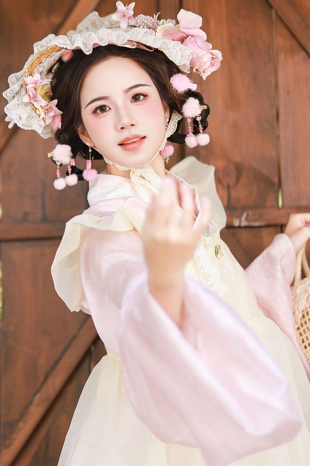 YiTuYu艺图语 Vol.8115 小杜同学 (23P) Cover Photo