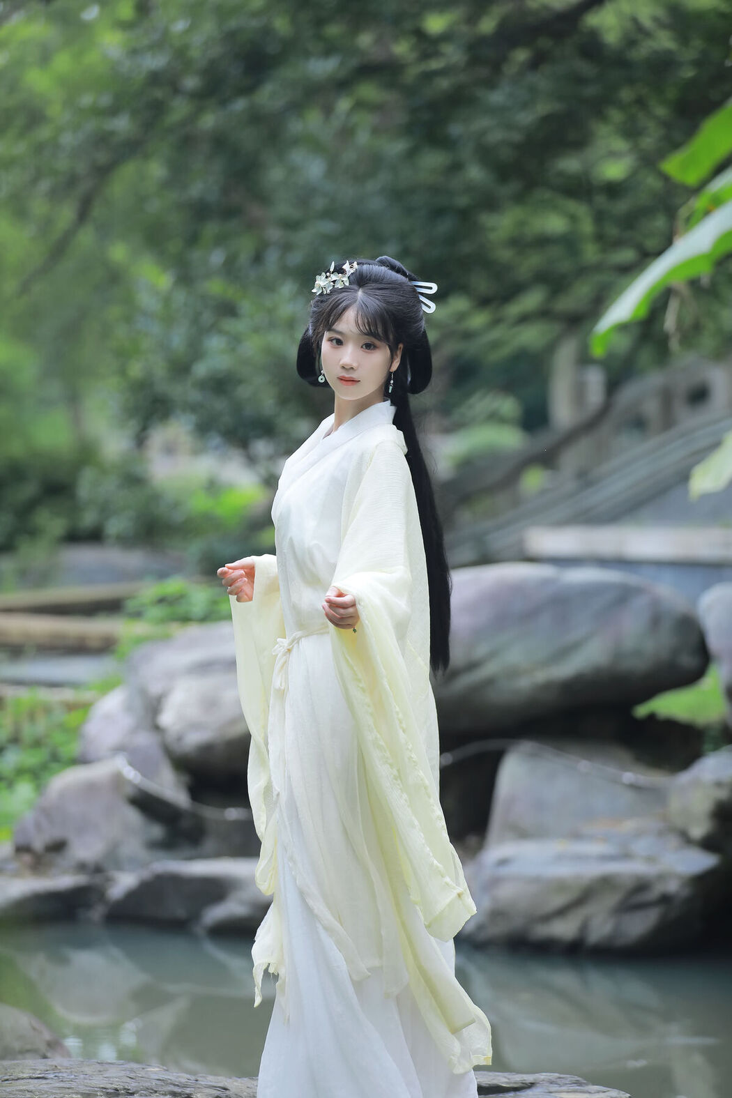 YiTuYu艺图语 Vol.8062 周周Ay (24P)