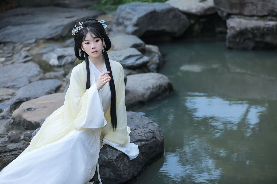 YiTuYu艺图语 Vol.8062 周周Ay (24P)