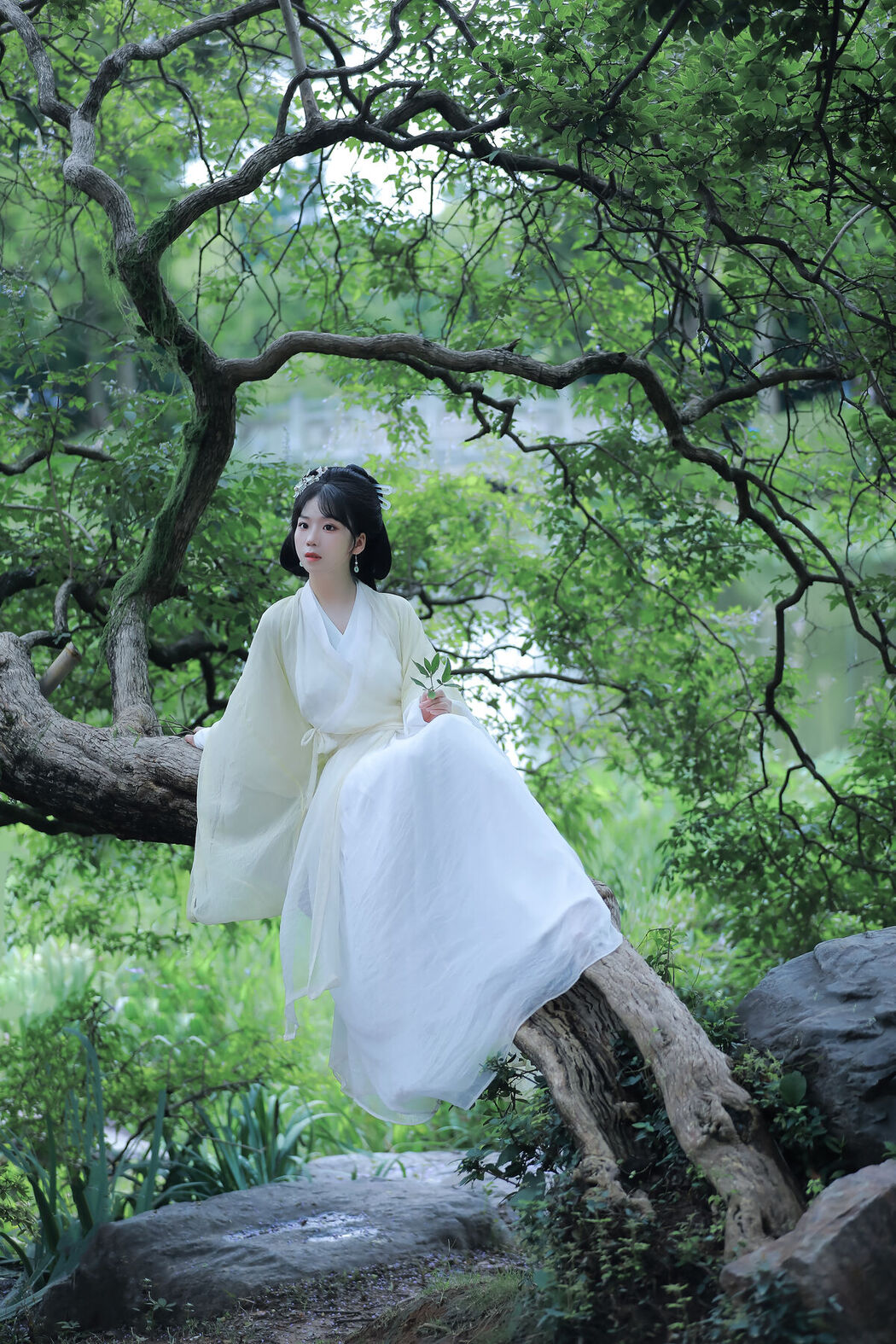 YiTuYu艺图语 Vol.8062 周周Ay (24P)