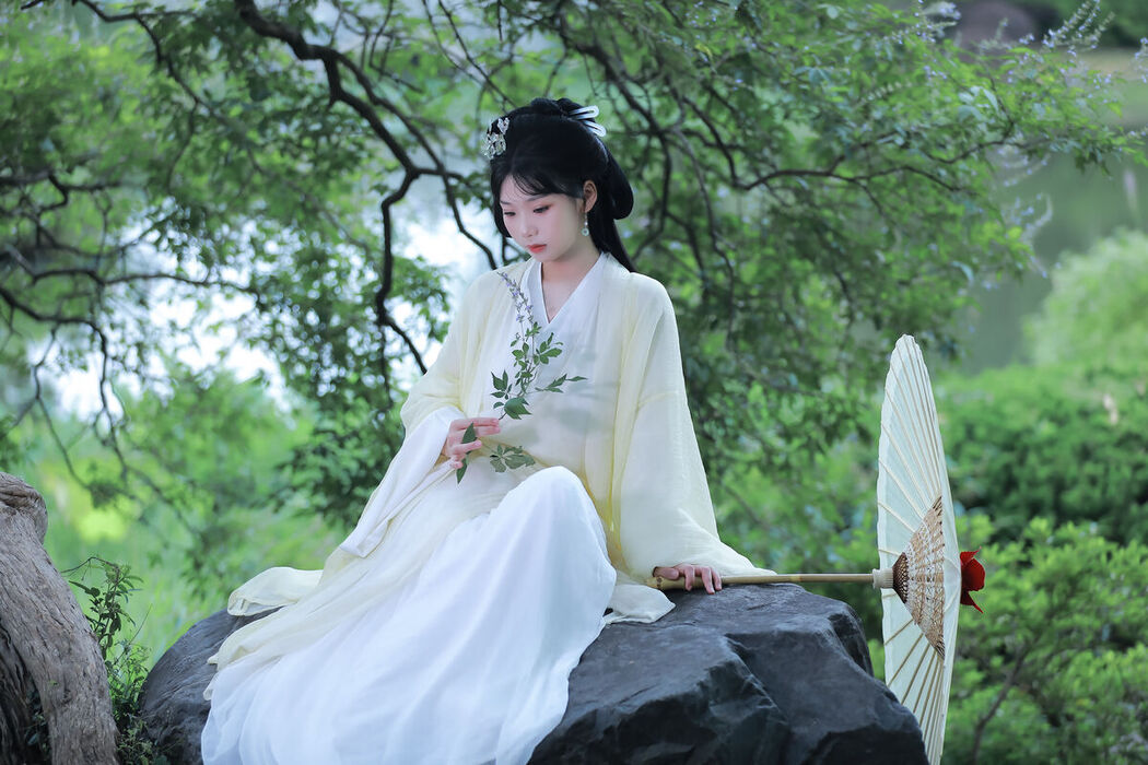 YiTuYu艺图语 Vol.8062 周周Ay (24P)
