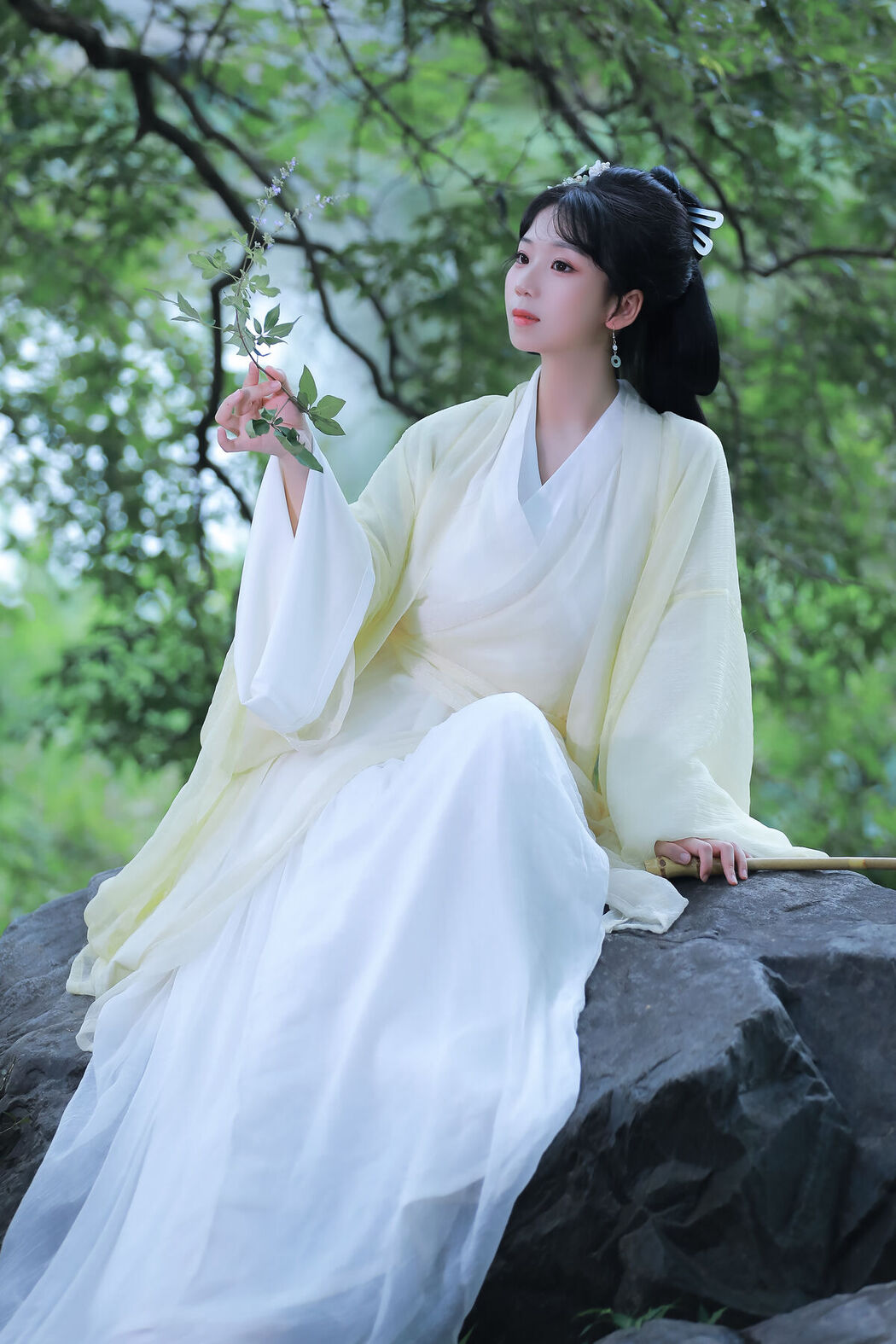 YiTuYu艺图语 Vol.8062 周周Ay (24P)