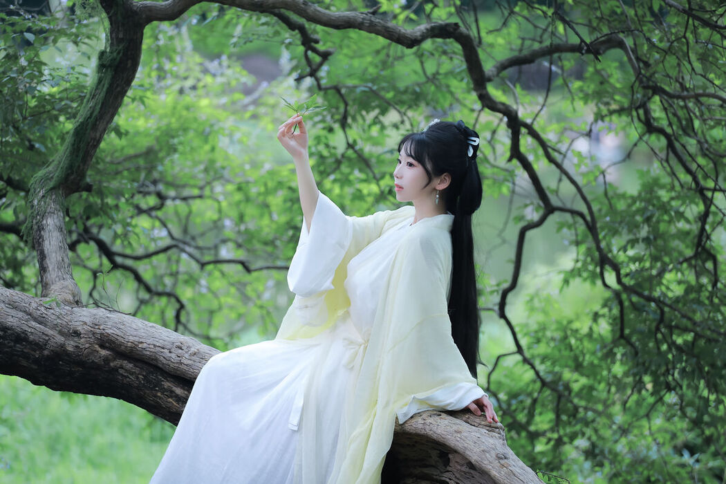 YiTuYu艺图语 Vol.8062 周周Ay (24P)