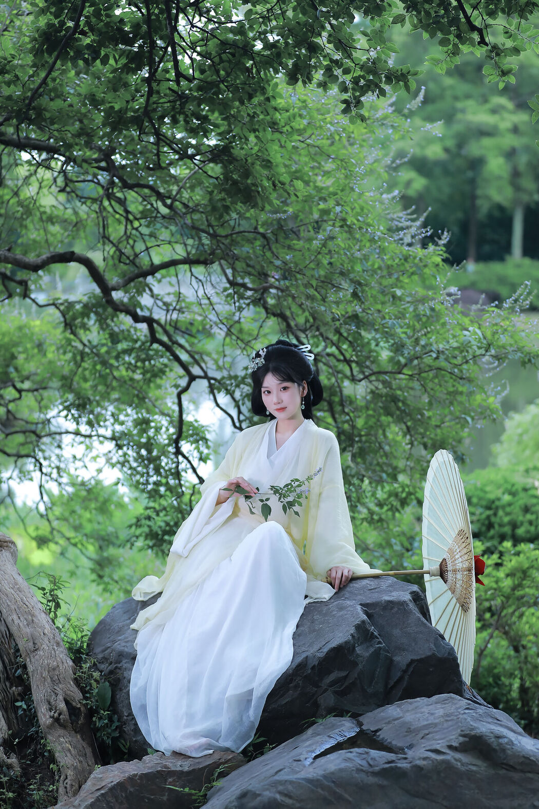 YiTuYu艺图语 Vol.8062 周周Ay (24P)