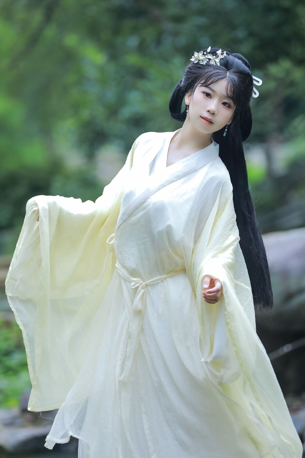 YiTuYu艺图语 Vol.8062 周周Ay (24P)