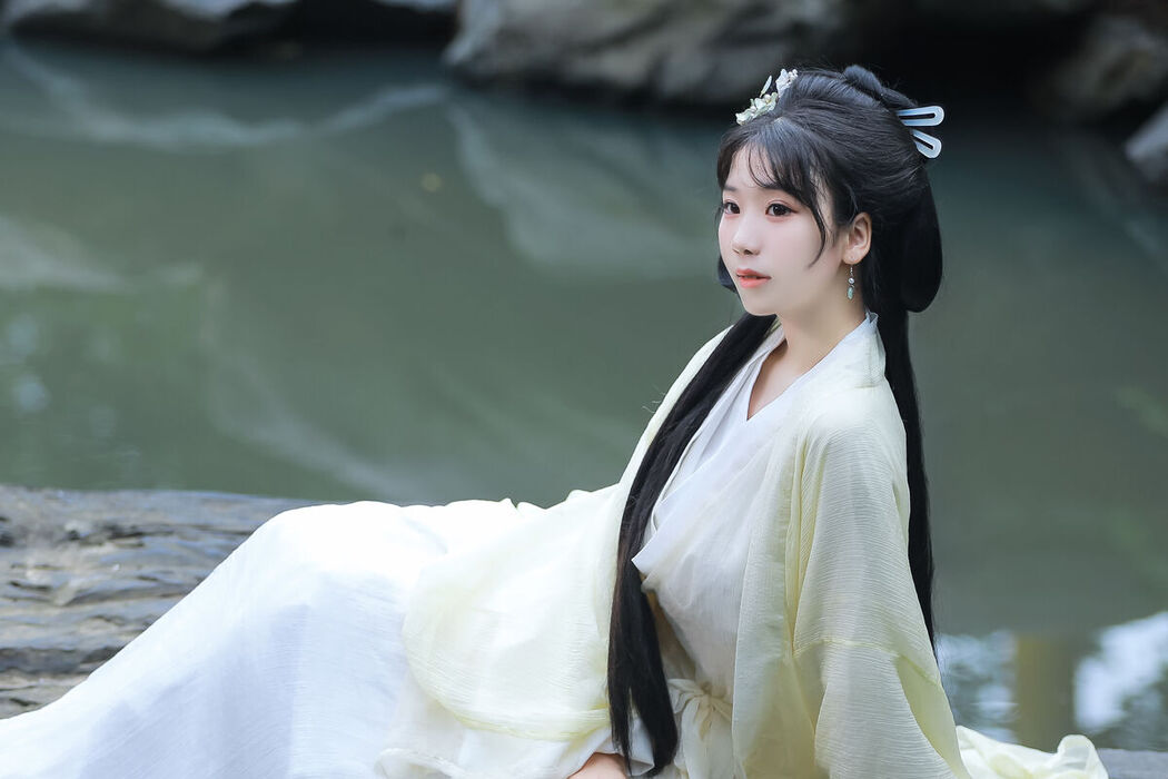 YiTuYu艺图语 Vol.8062 周周Ay (24P)