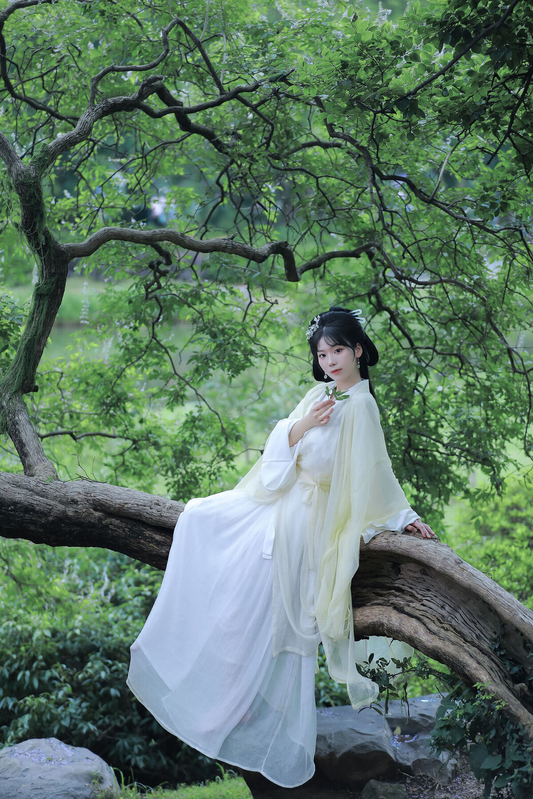 YiTuYu艺图语 Vol.8062 周周Ay (24P)