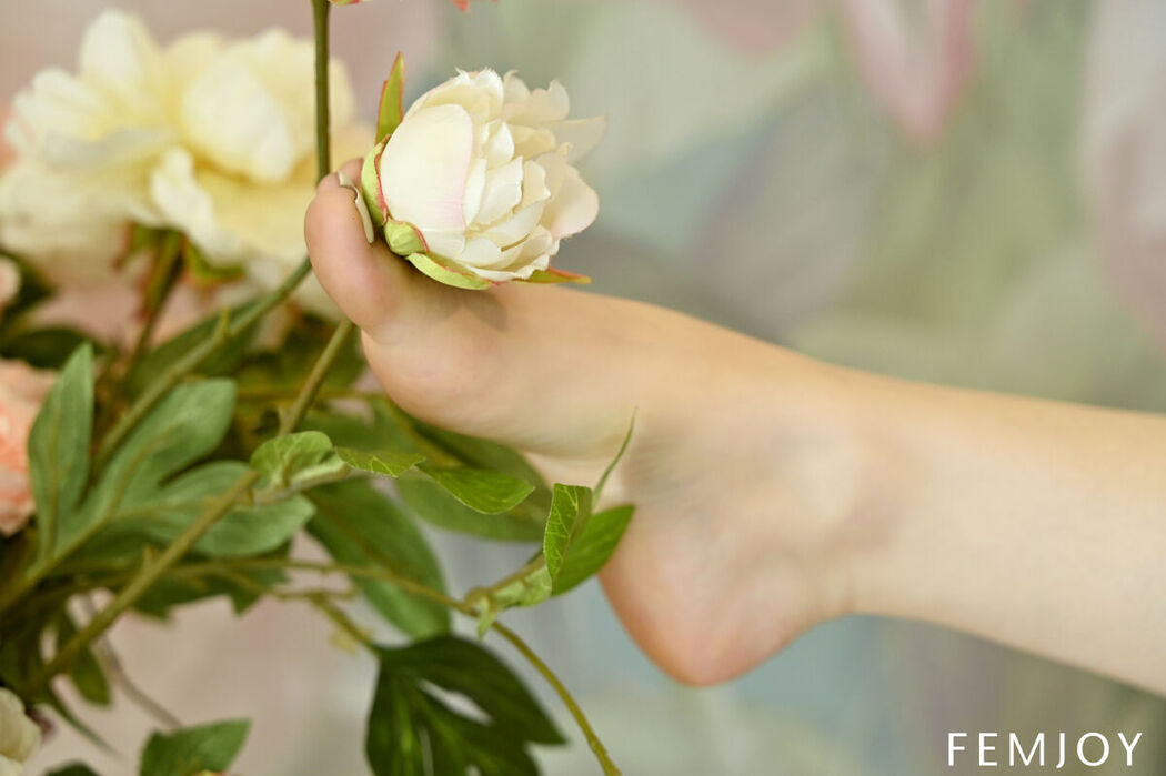 FemJoy Emi Mur – Flower Fantasy (85P)