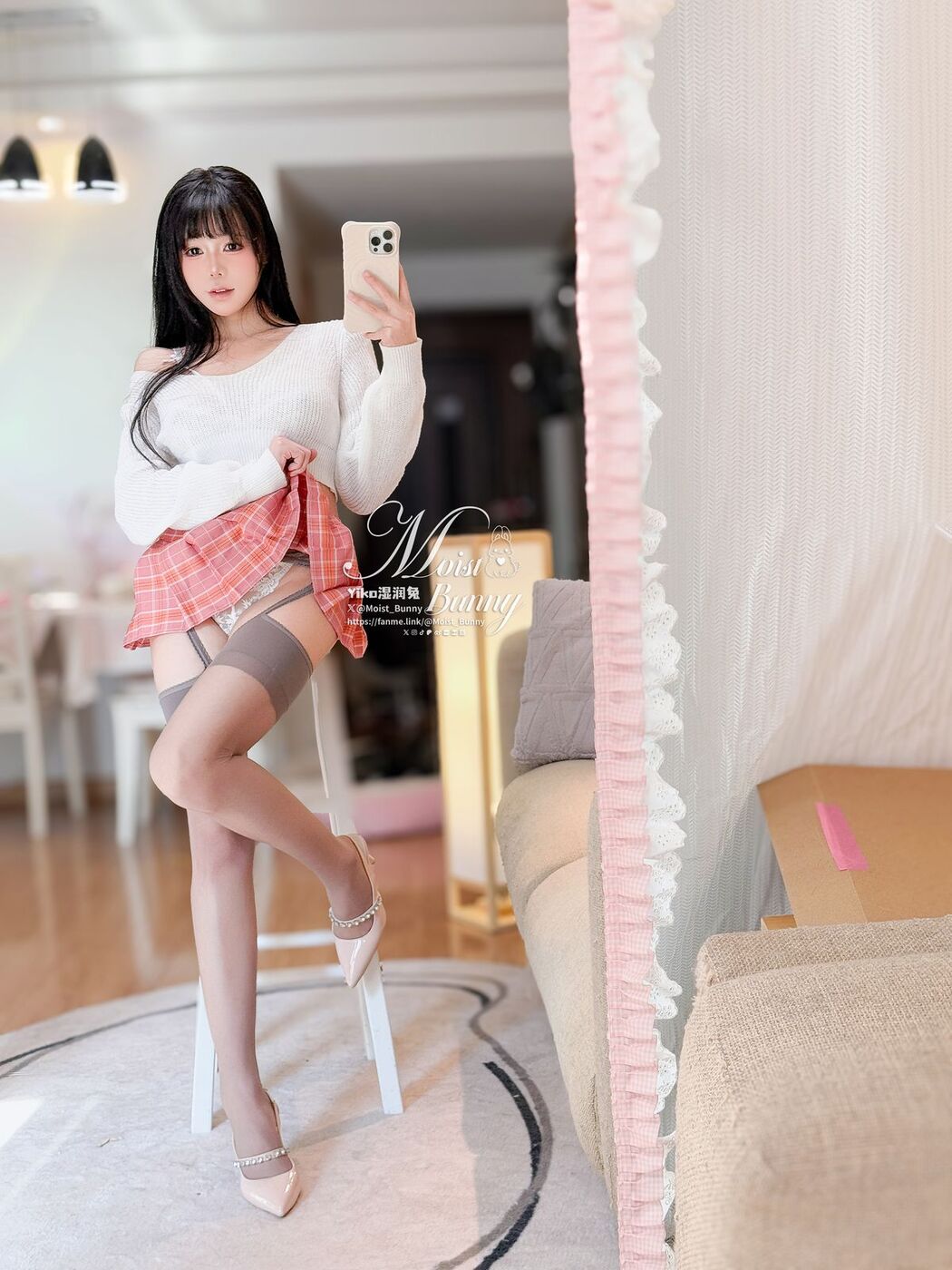 Coser@黏黏团子兔 – 情人节特辑 浪漫假日 (77P – 3V)