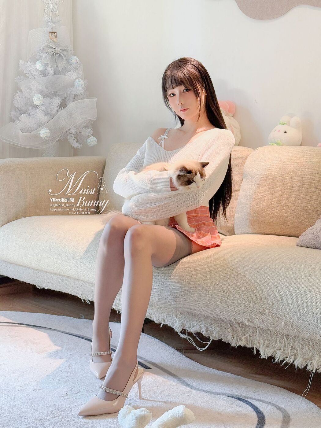 Coser@黏黏团子兔 – 情人节特辑 浪漫假日 (77P – 3V)