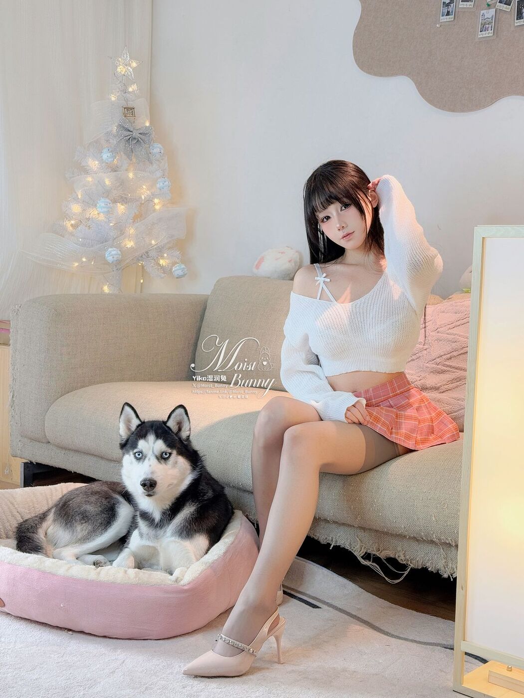 Coser@黏黏团子兔 – 情人节特辑 浪漫假日 (77P – 3V)