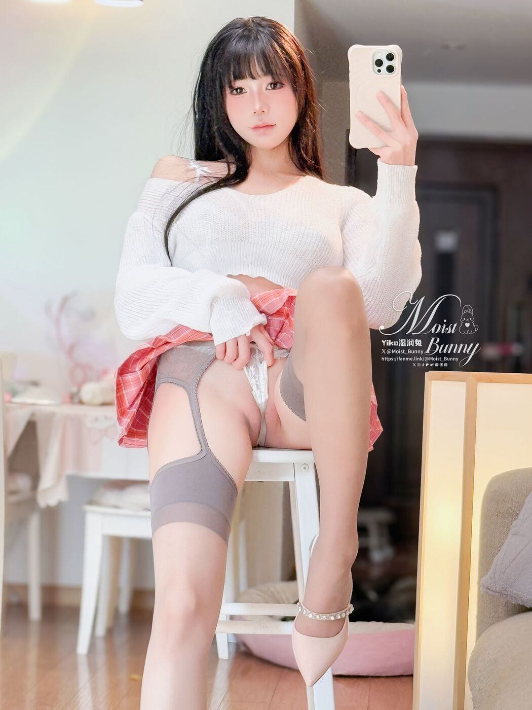 Coser@黏黏团子兔 – 情人节特辑 浪漫假日 (77P – 3V)