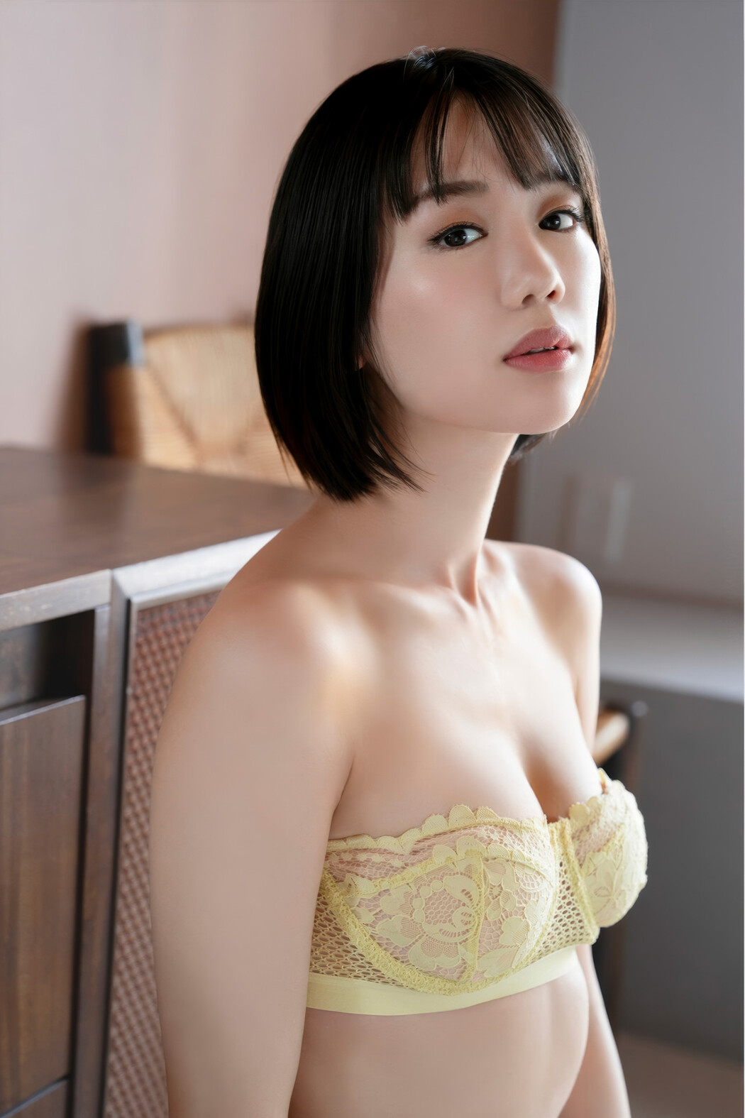 Yui Arata 新唯, FLASH フラッシュ アイドルワン ラウンドガールの艶美