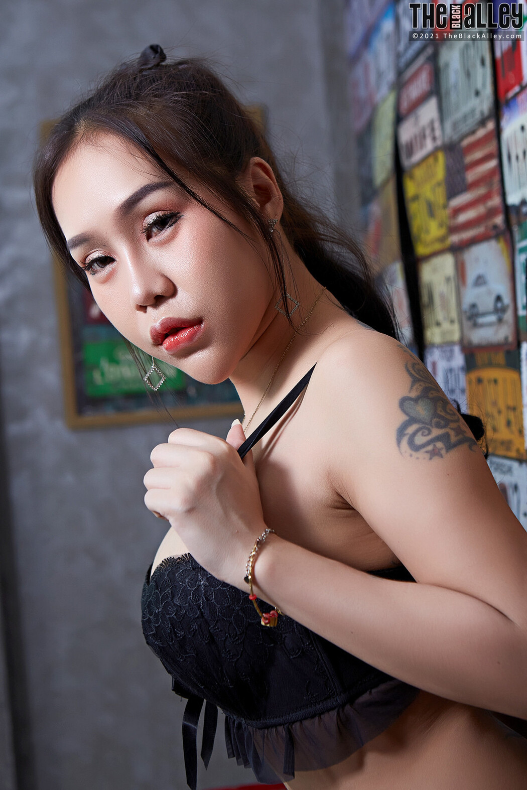 Parissa The Black Alley Photobook Set.07