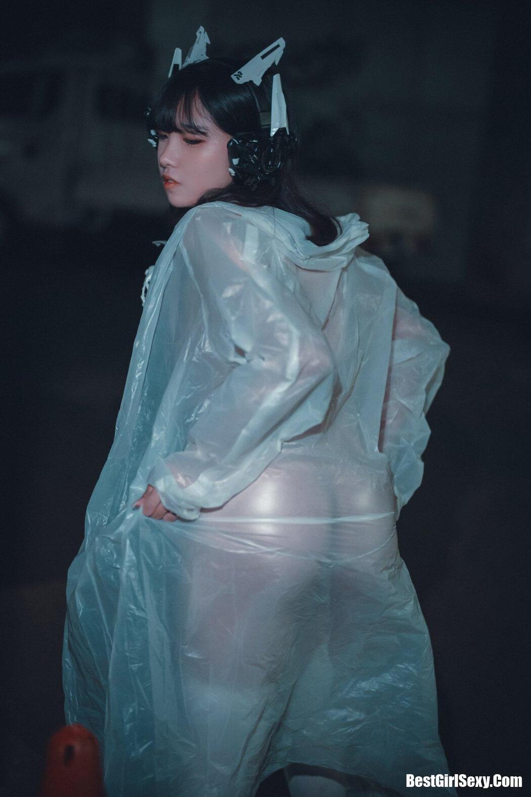 DJAWA Sonson (손손) Vagabundo de la Noche (Masked-girl in raincoat)