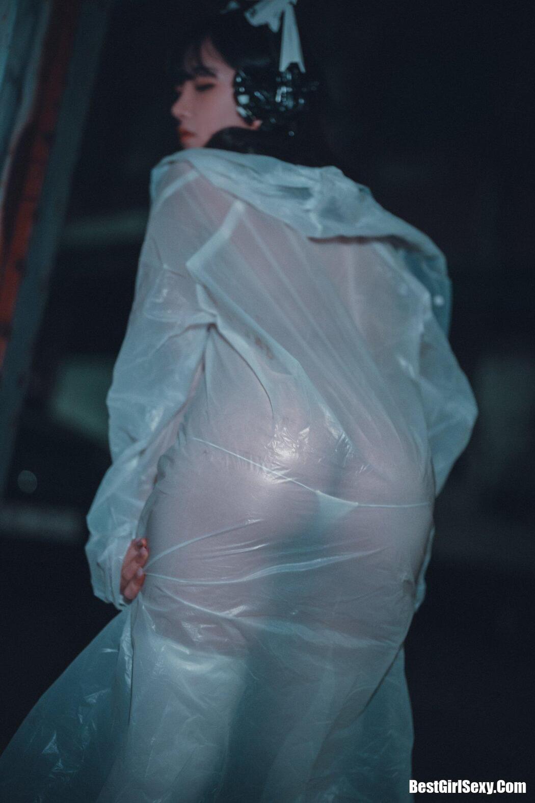 DJAWA Sonson (손손) Vagabundo de la Noche (Masked-girl in raincoat)