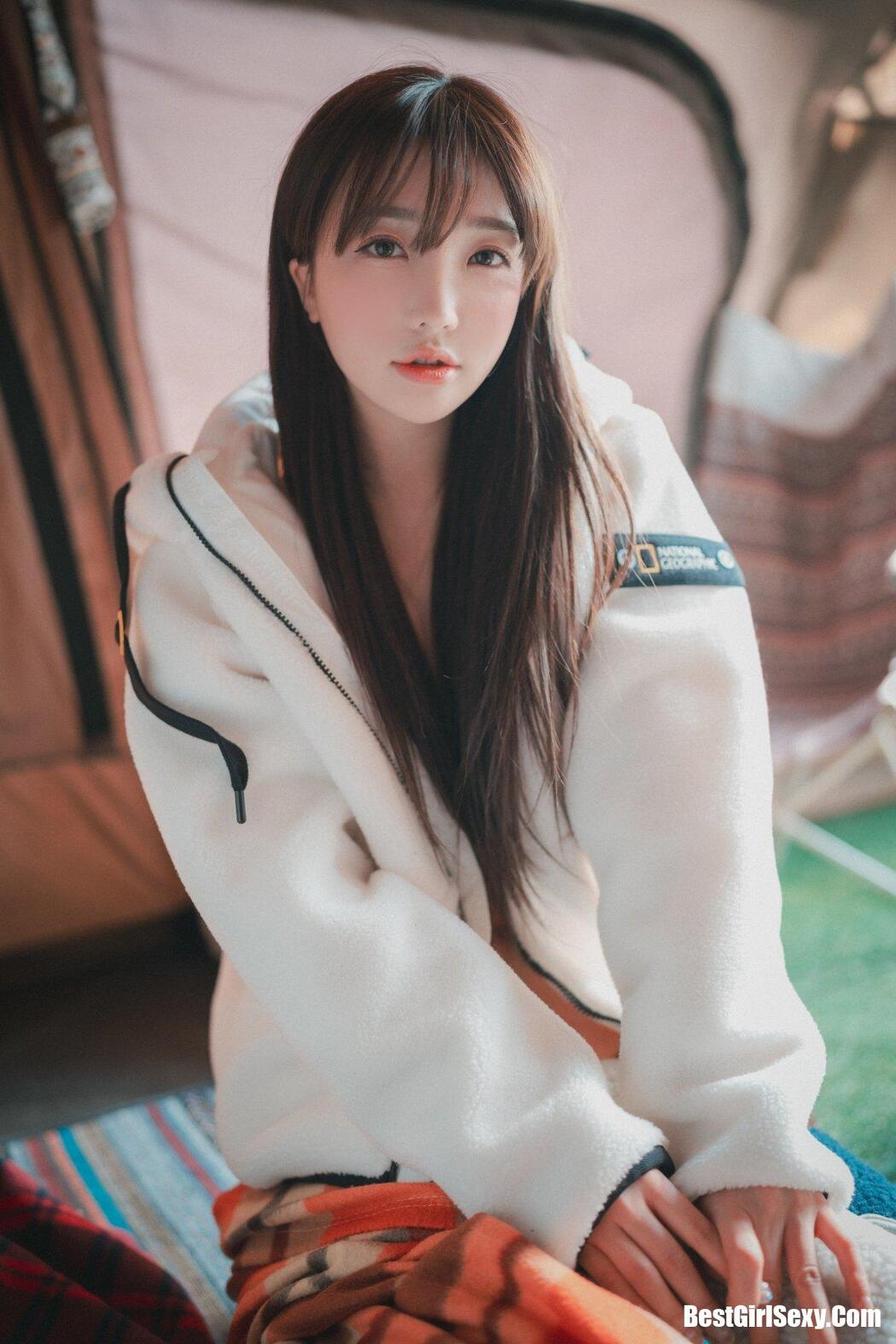 DJAWA Son Ye-Eun (손예은) Romantic Winter Glamping