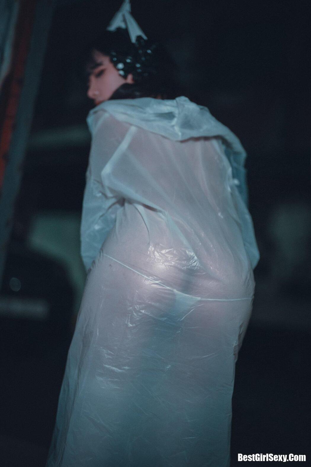 DJAWA Sonson (손손) Vagabundo de la Noche (Masked-girl in raincoat)