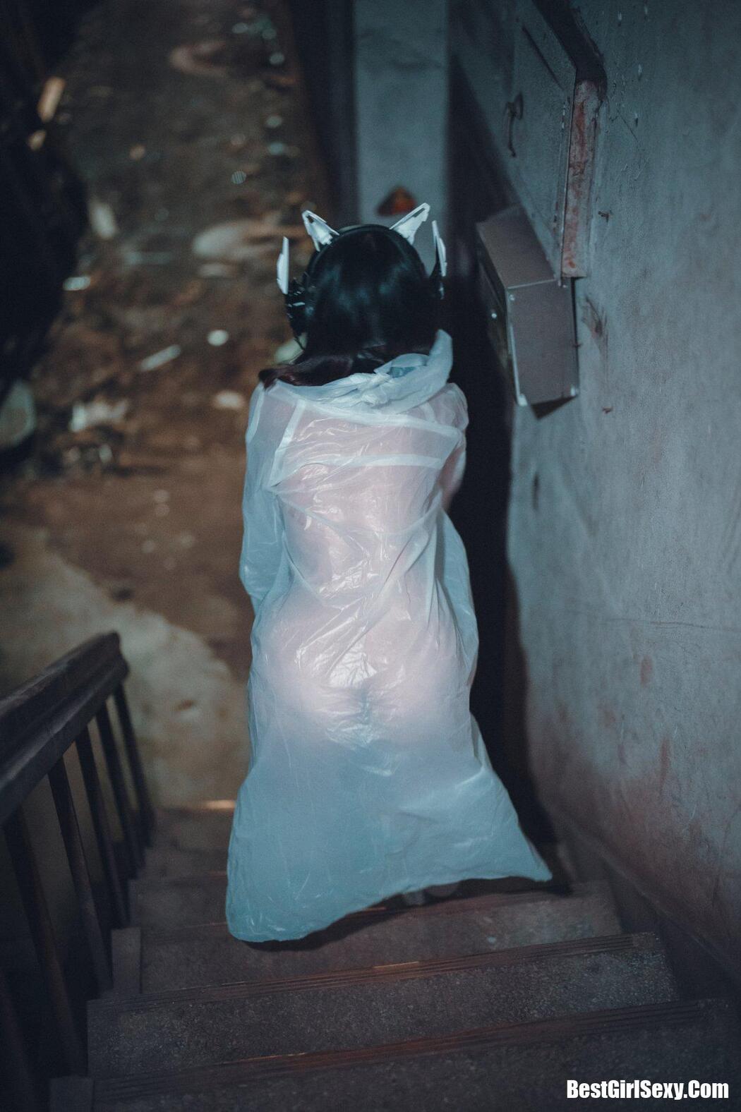 DJAWA Sonson (손손) Vagabundo de la Noche (Masked-girl in raincoat)