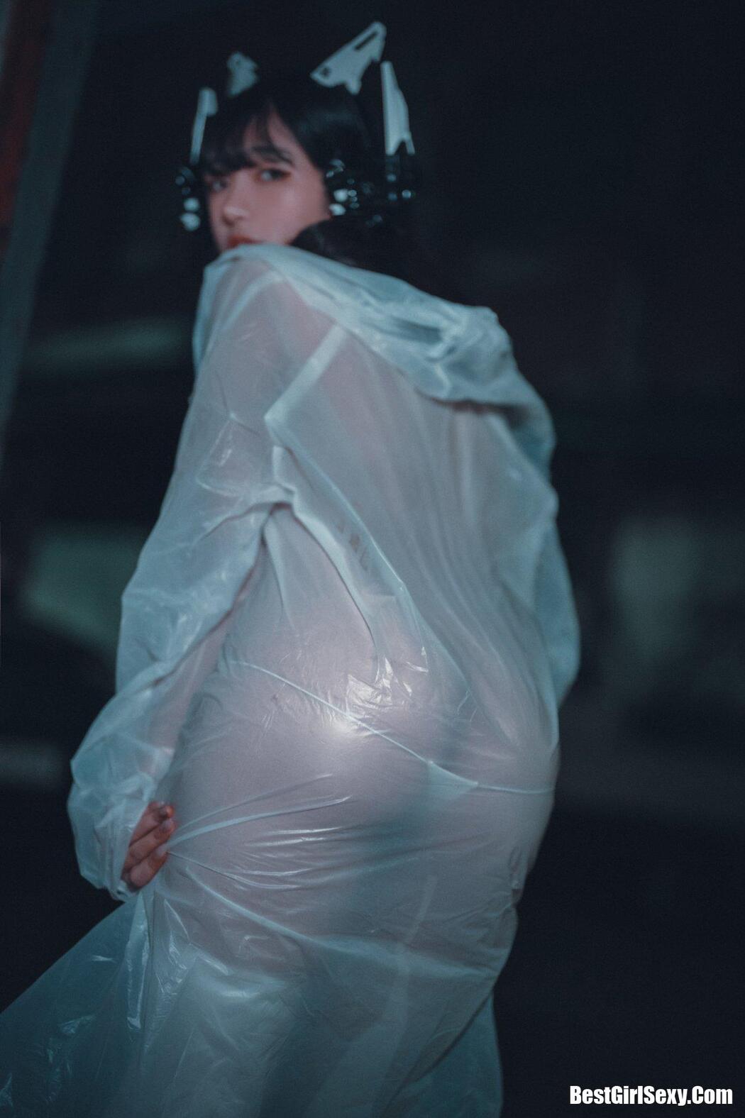 DJAWA Sonson (손손) Vagabundo de la Noche (Masked-girl in raincoat)