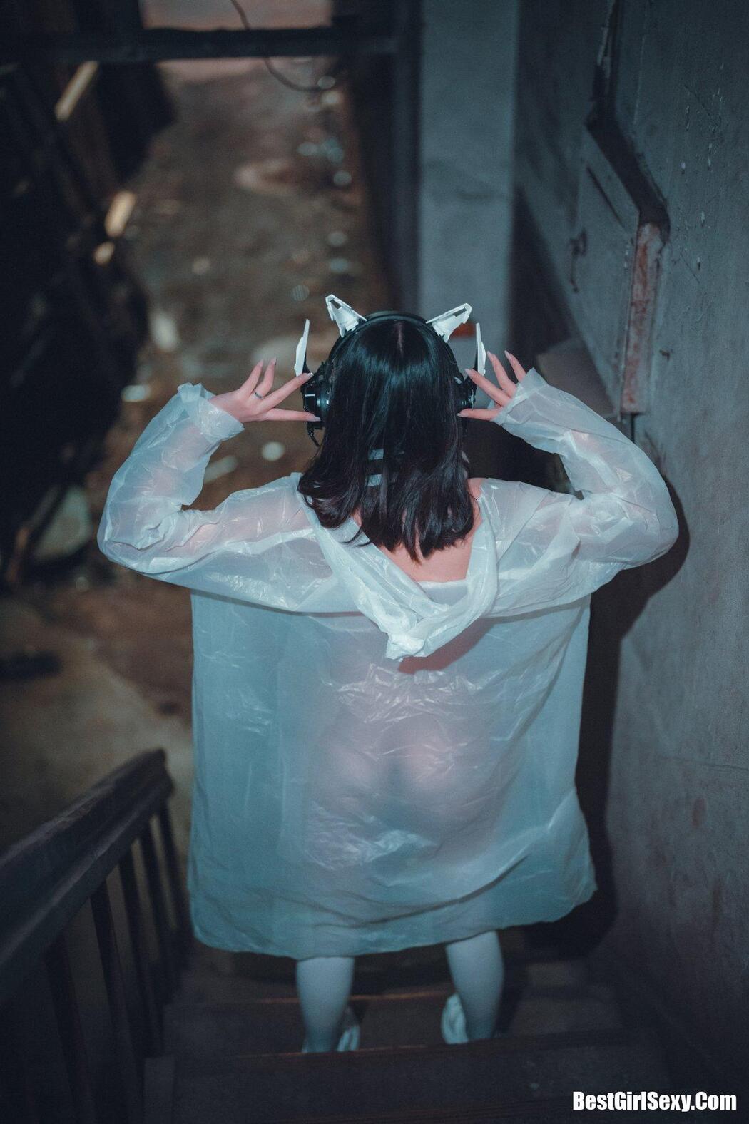 DJAWA Sonson (손손) Vagabundo de la Noche (Masked-girl in raincoat)