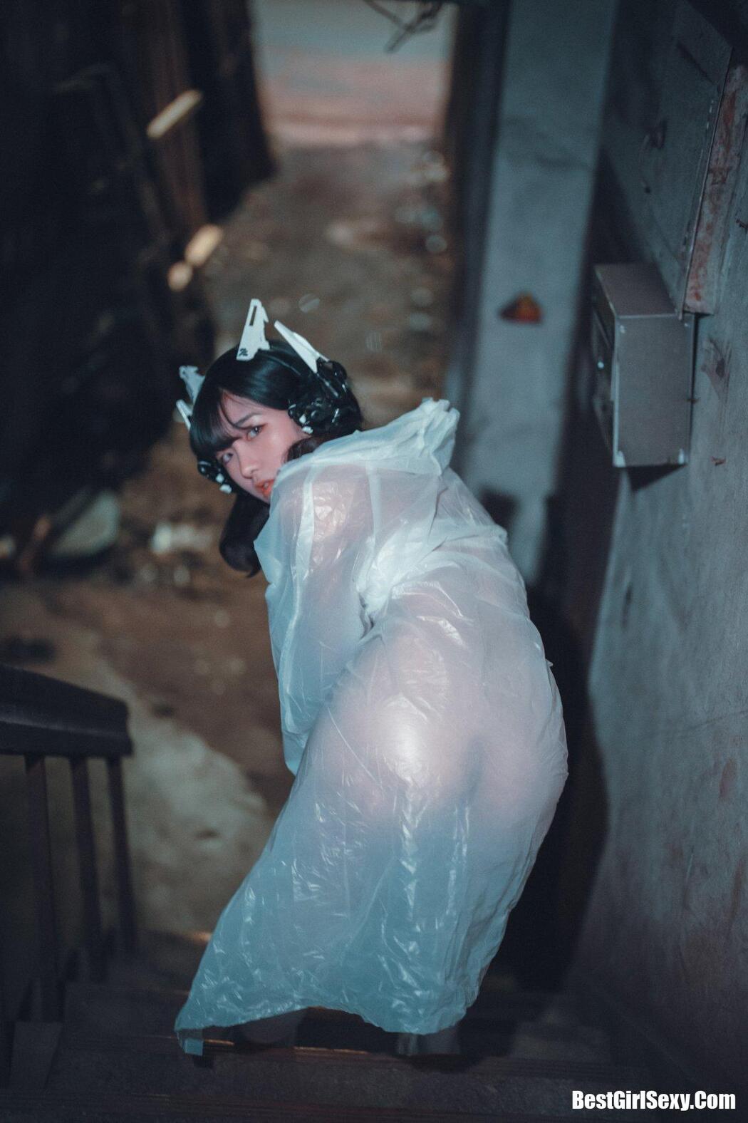 DJAWA Sonson (손손) Vagabundo de la Noche (Masked-girl in raincoat)