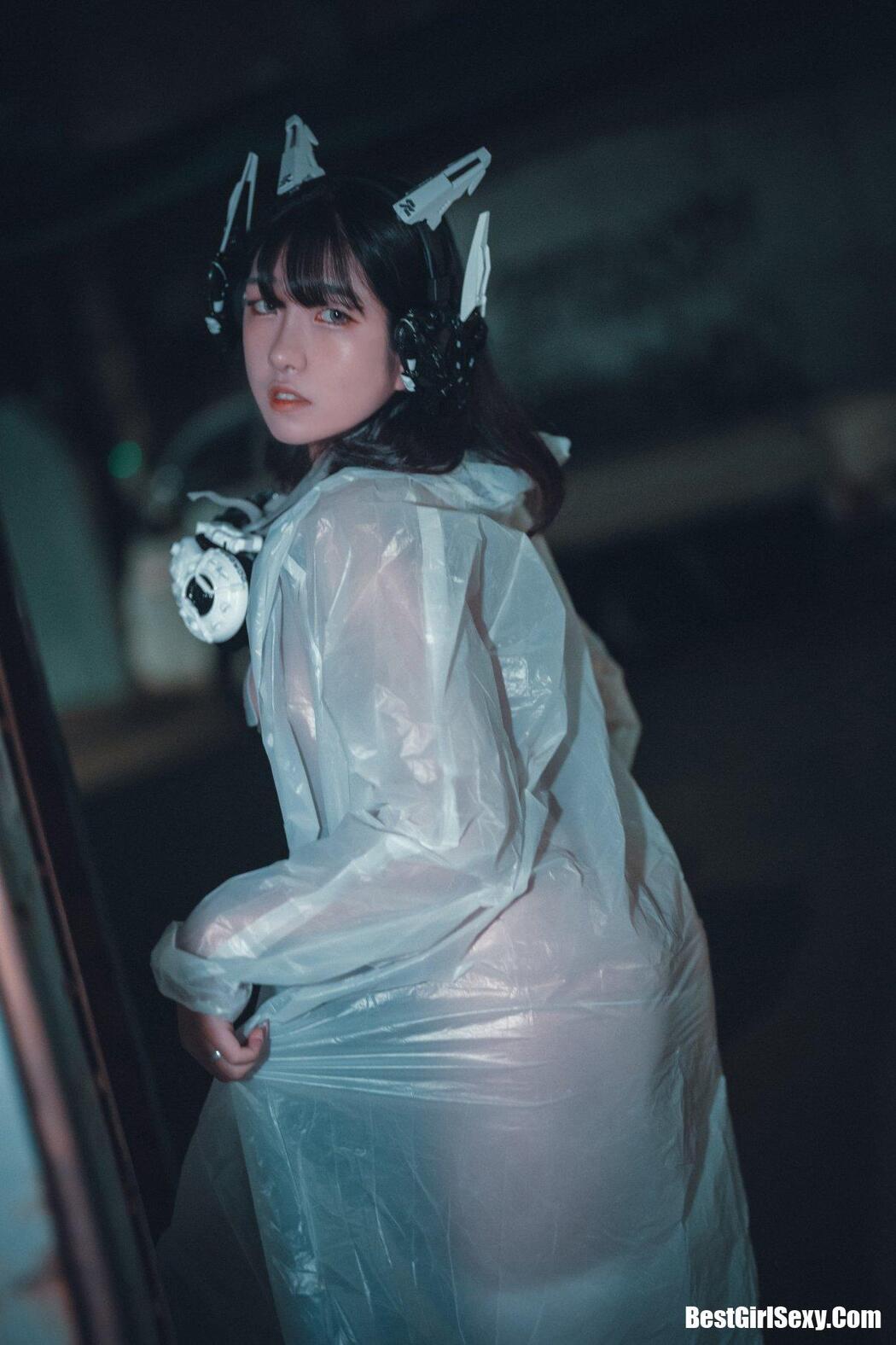 DJAWA Sonson (손손) Vagabundo de la Noche (Masked-girl in raincoat)