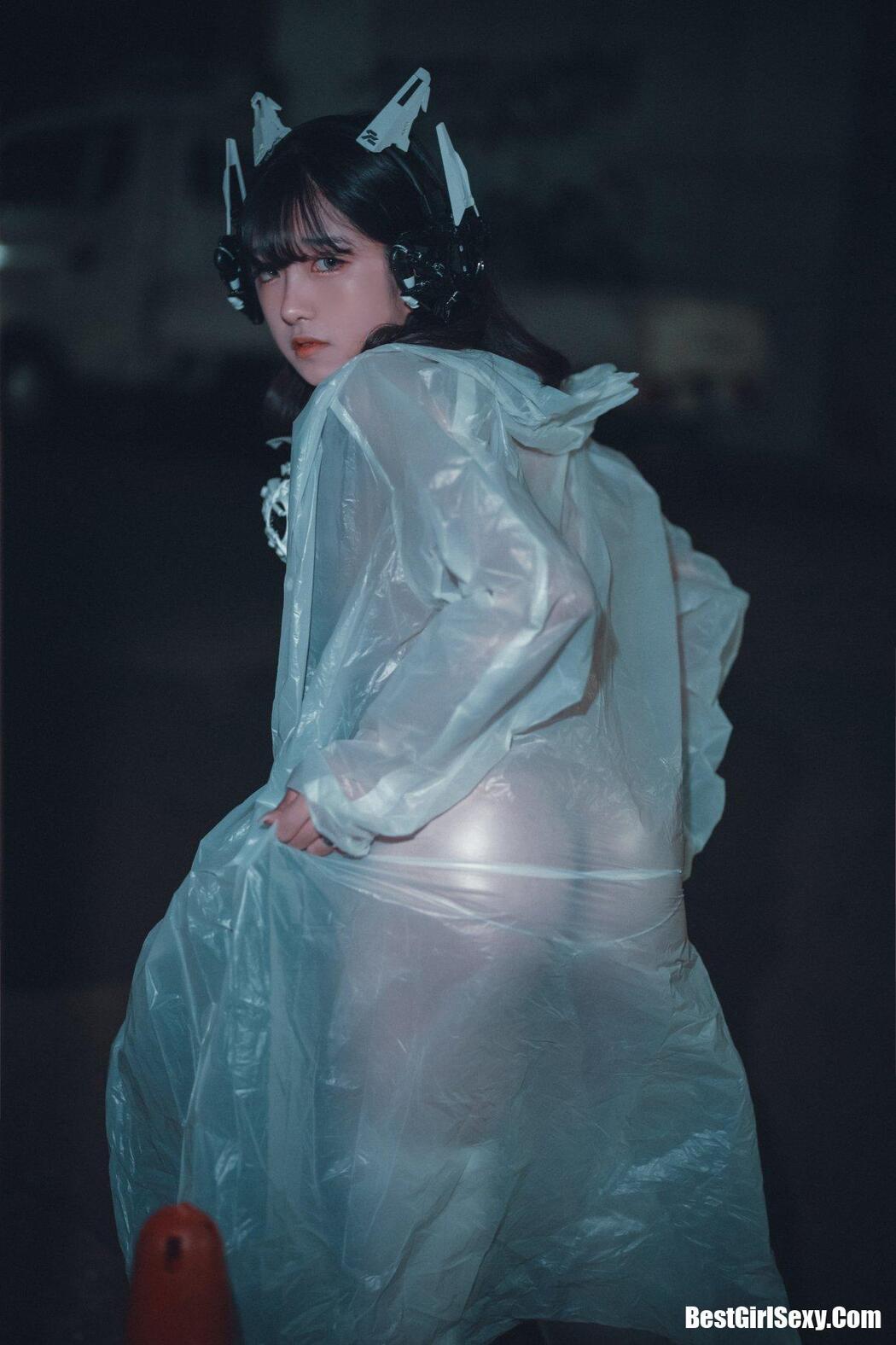 DJAWA Sonson (손손) Vagabundo de la Noche (Masked-girl in raincoat)