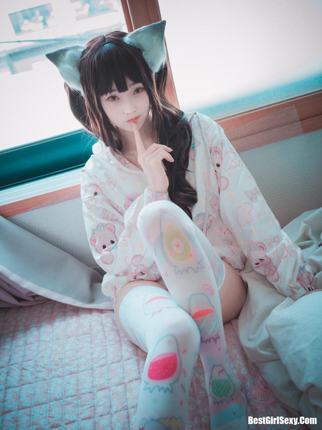 DJAWA 밤비 The cat I picked up turned into a girl A