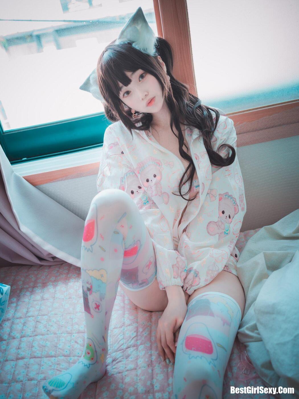 DJAWA 밤비 The cat I picked up turned into a girl A