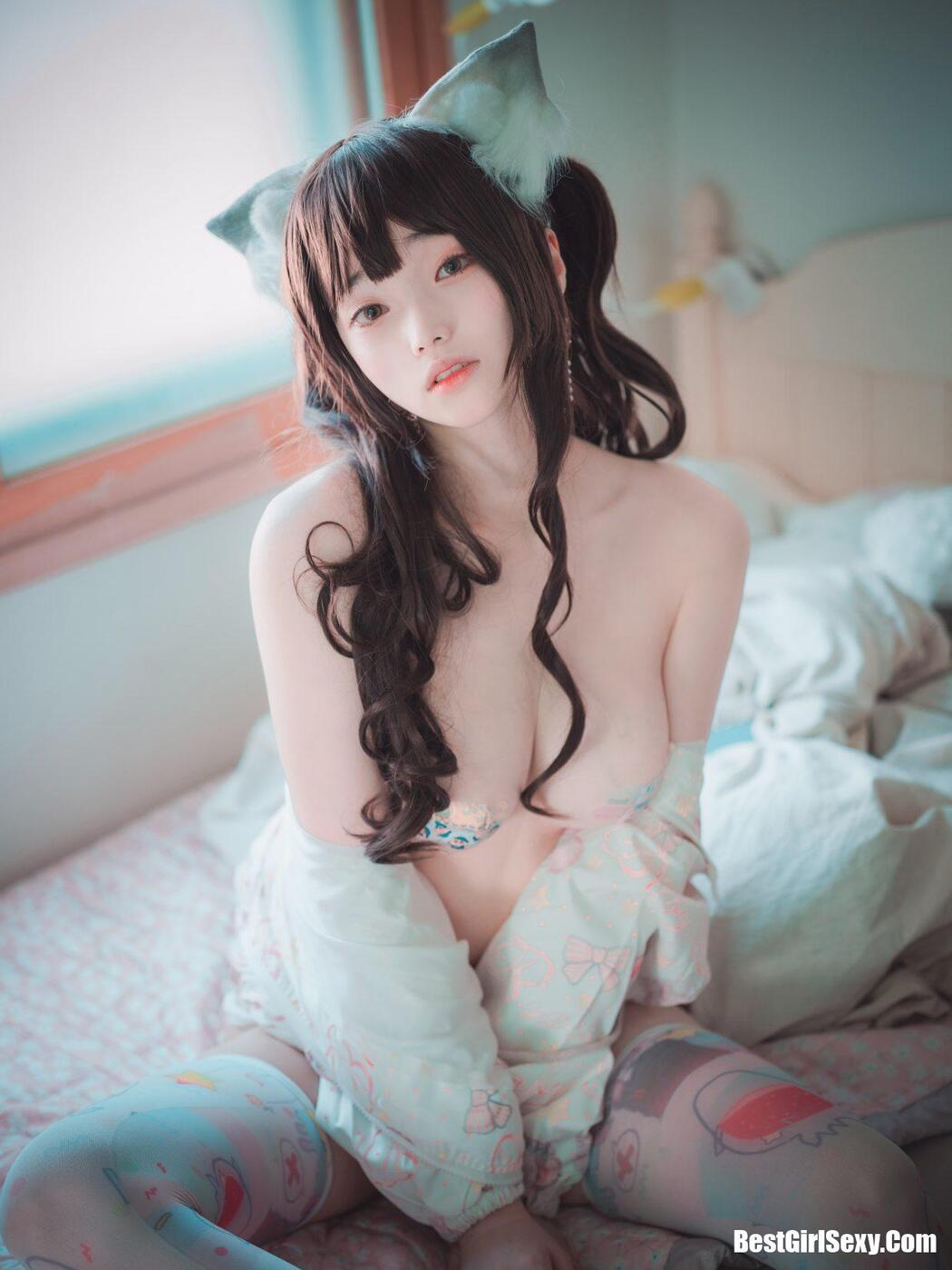 DJAWA 밤비 The cat I picked up turned into a girl A