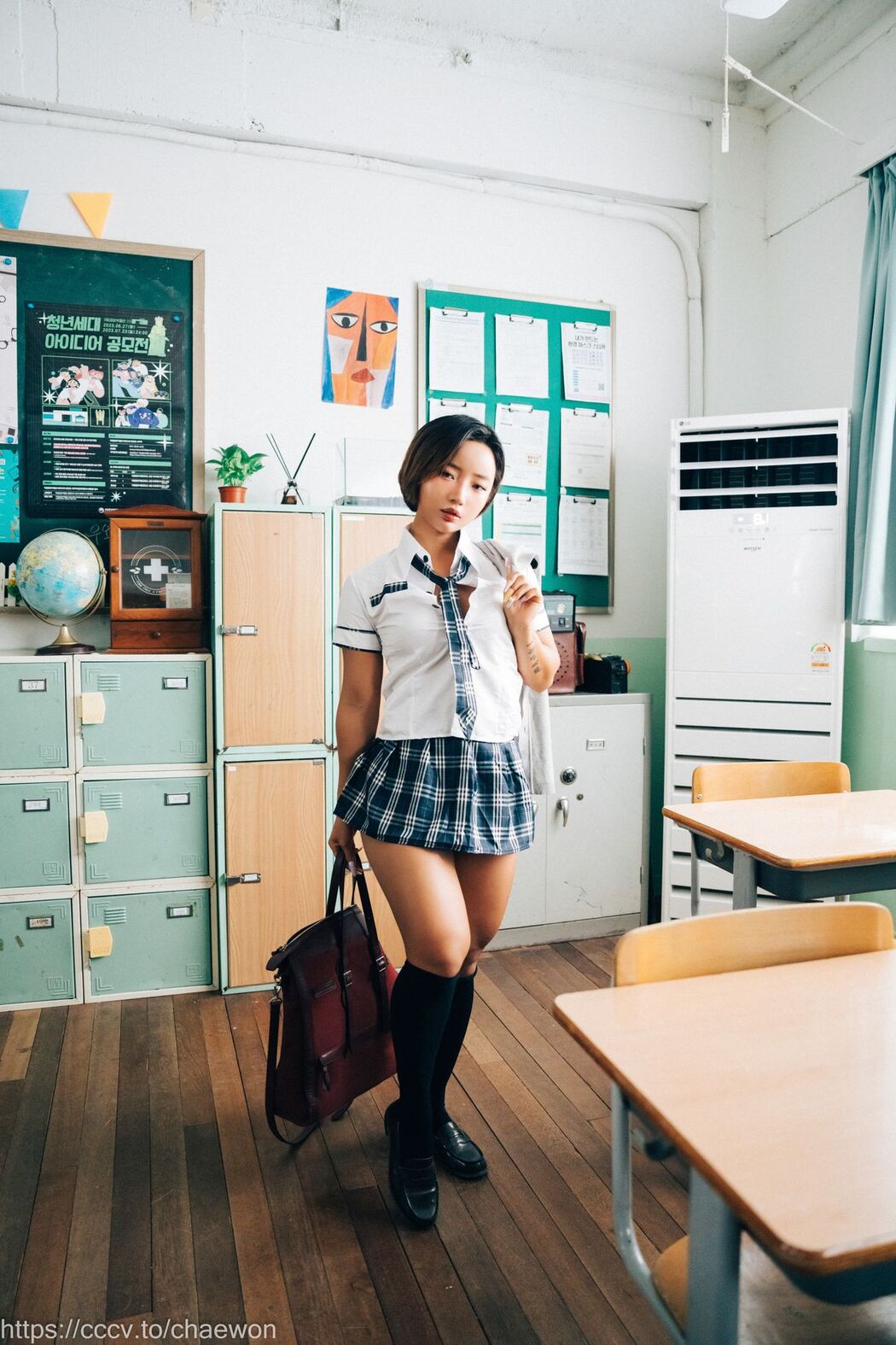 Loozy Booty Queen – Gal In A Shool Warehouse A