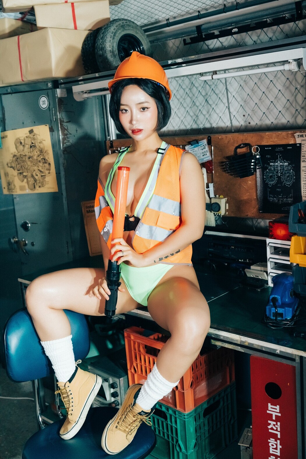 Loozy Booty Queen – Naked Worker S.Ver A
