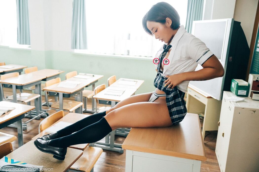 Loozy Booty Queen – Gal In A Shool Warehouse C