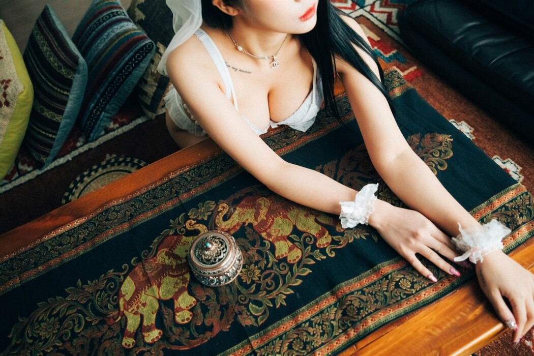 Loozy Bomi 보미 – Holiday