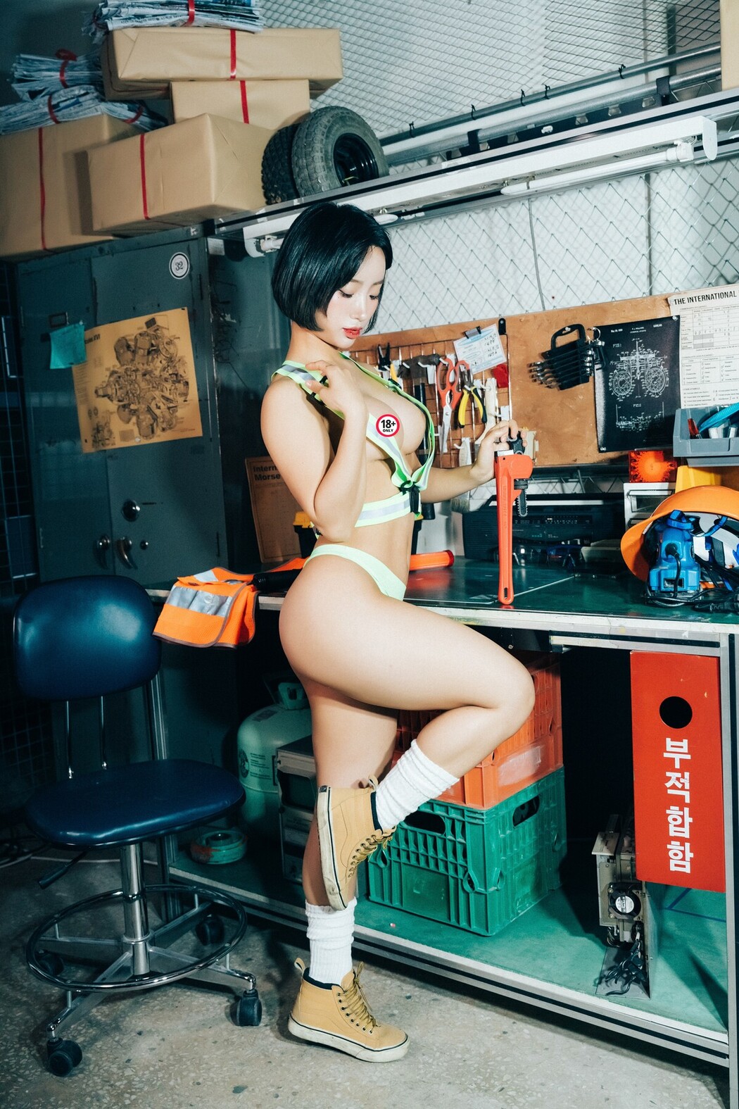 Loozy Booty Queen – Naked Worker S.Ver B