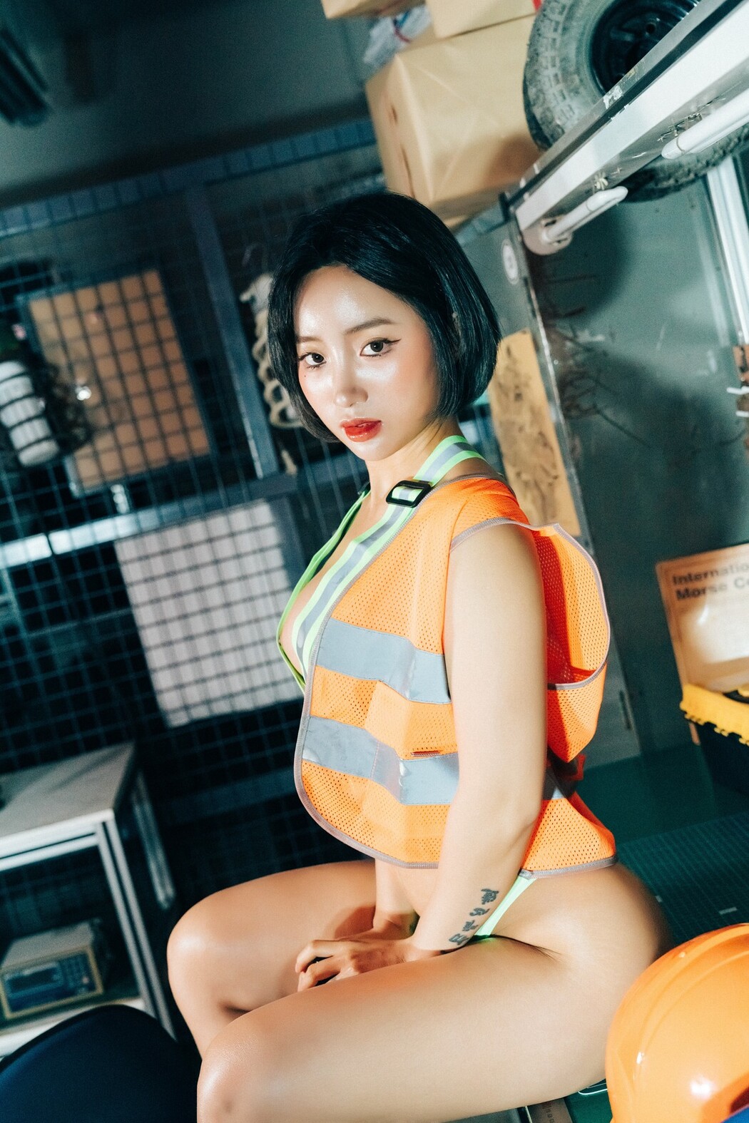 Loozy Booty Queen – Naked Worker S.Ver A