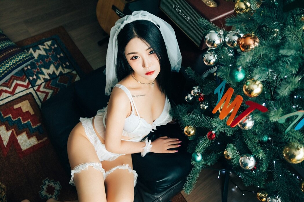Loozy Bomi 보미 – Holiday
